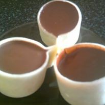 šálky z modelovacej hmoty